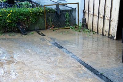 Wolfschlugen: Wasser stroemte aus den Feldern in die Keller